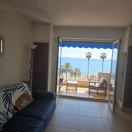 Facing The Sea Splendid View דירה